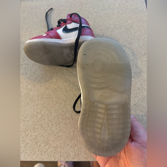 Jordan 1 Retro High OG Kids Shoes - Size 5C - Picture 3 of 4